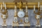 Goldene Uhr und Kerzenleuchter